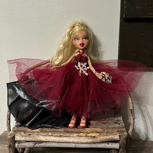 PRE OWNED Bratz Cloe Exclusive 2004 Winter Ball Beauty Collectors Edition Doll